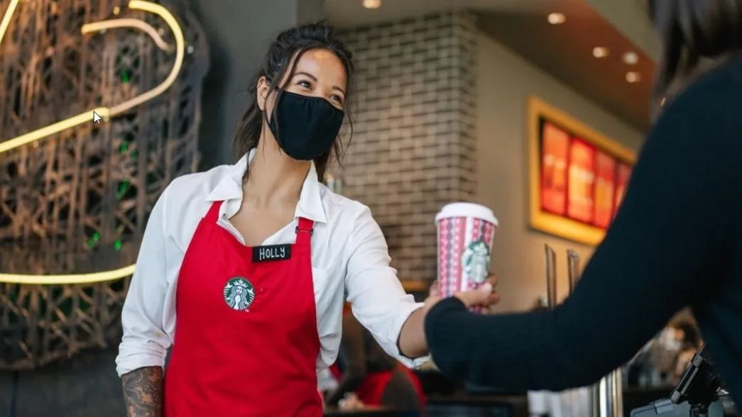 Cómo Starbucks ha logrado convertir sus propias tazas en un objeto de deseo y todo un clásico navideño