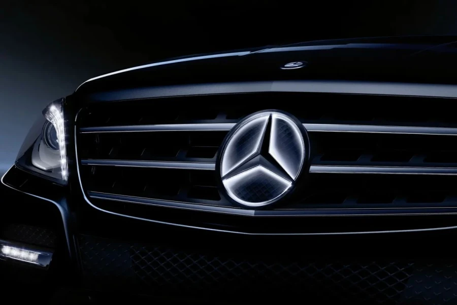 Europa cede a la presión, los logotipos corporativos e iluminados de las marcas de coches serán legales