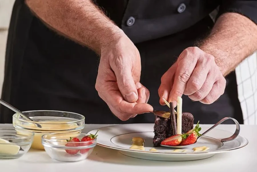 De la "Tarta de la abuela" al Canard à l’orange: Cómo el marketing gastronómico es utilizado para denominar los platos y recetas de restaurantes y chefs
