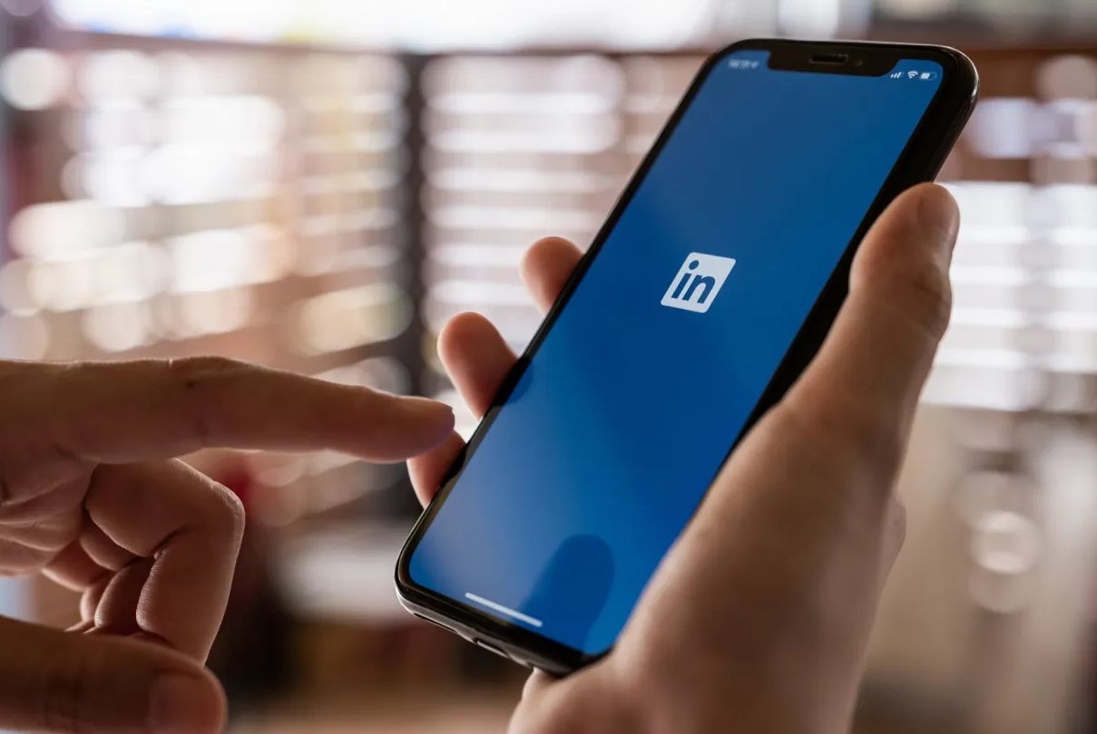Así se consume LinkedIn en España: en horario laboral y el viernes como día preferido