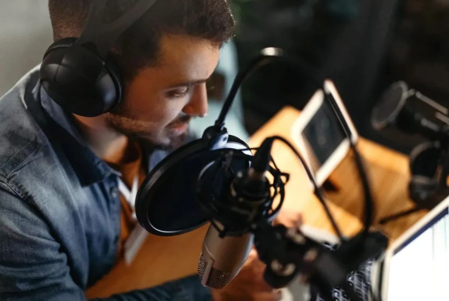 Se duplica el tiempo de escucha de podcast en español, crece la publicidad y se consolida el apoyo directo a los creadores