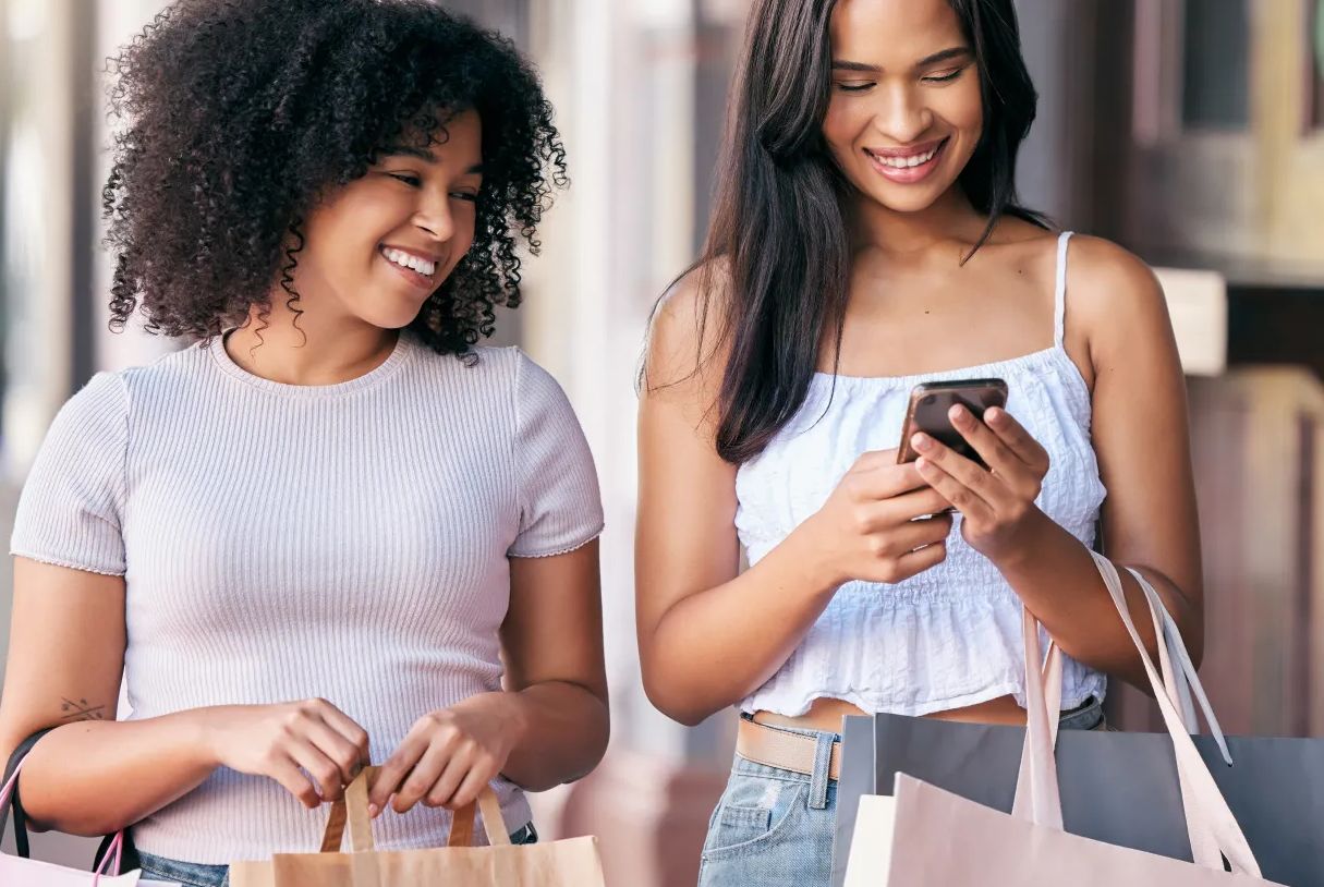 Redes sociales, el centro comercial de la GenZ: 1 de cada 2 jóvenes ha comprado este año a través de ellas