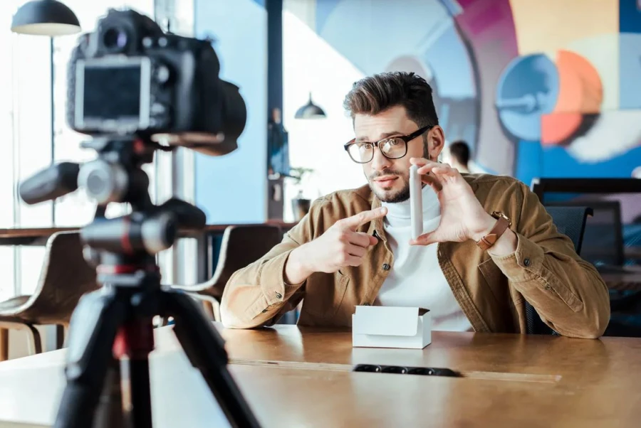 Cómo los videos de análisis y reseñas de productos se han consolidado como herramienta clave en la influencia sobre las decisiones de compra