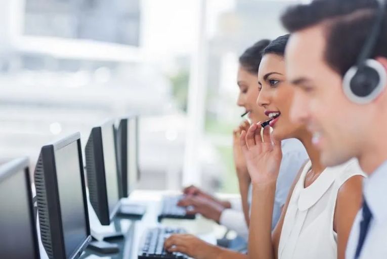 España supera la media mundial en mejor servicio al cliente, pero se sitúa al final de la lista en la adopción de la IA