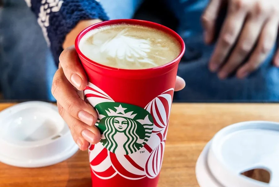 Starbucks se adelanta a la navidad con alegres vasos rojos de regalo