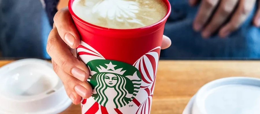 Starbucks se adelanta a la navidad con alegres vasos rojos de regalo