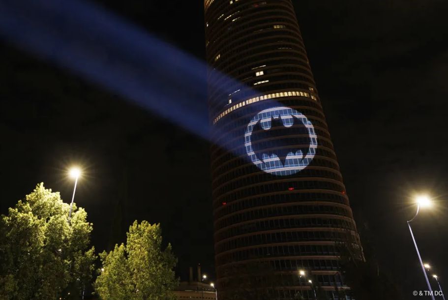 La marca del caballero oscuro no pasada de moda: La Batseñal y el logo de Batman regresan a escena en su 85 Aniversario