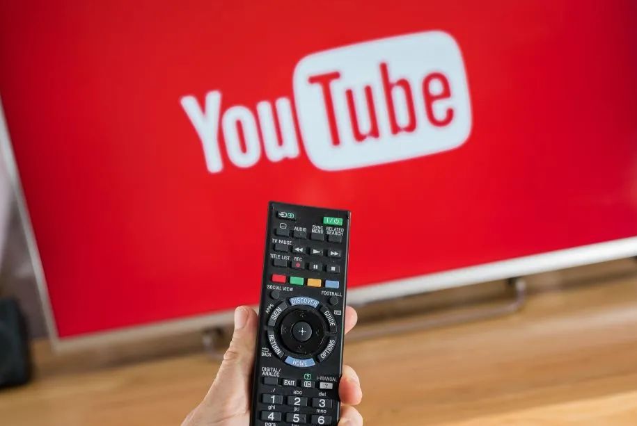 YouTube ya prueba su publicidad durante las pausas en videos de Smart TV y el rechazo y las quejas saltan a las redes sociales