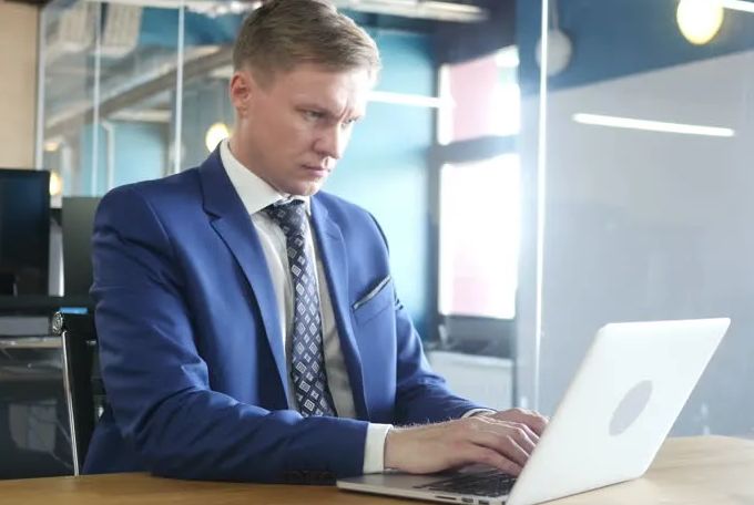 Más de la mitad de las empresas revisan las redes sociales de los candidatos en los procesos de selección ¿Qué debes de tener en cuenta?