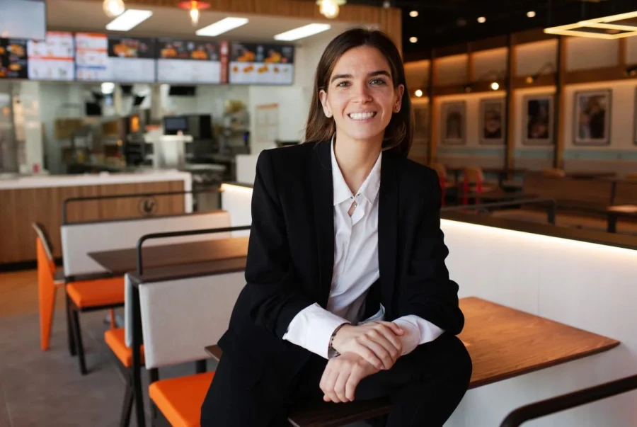 Yvette Altet (Popeyes®): Desde Louisiana con mirada local, "buen rollo" y mejor pollo