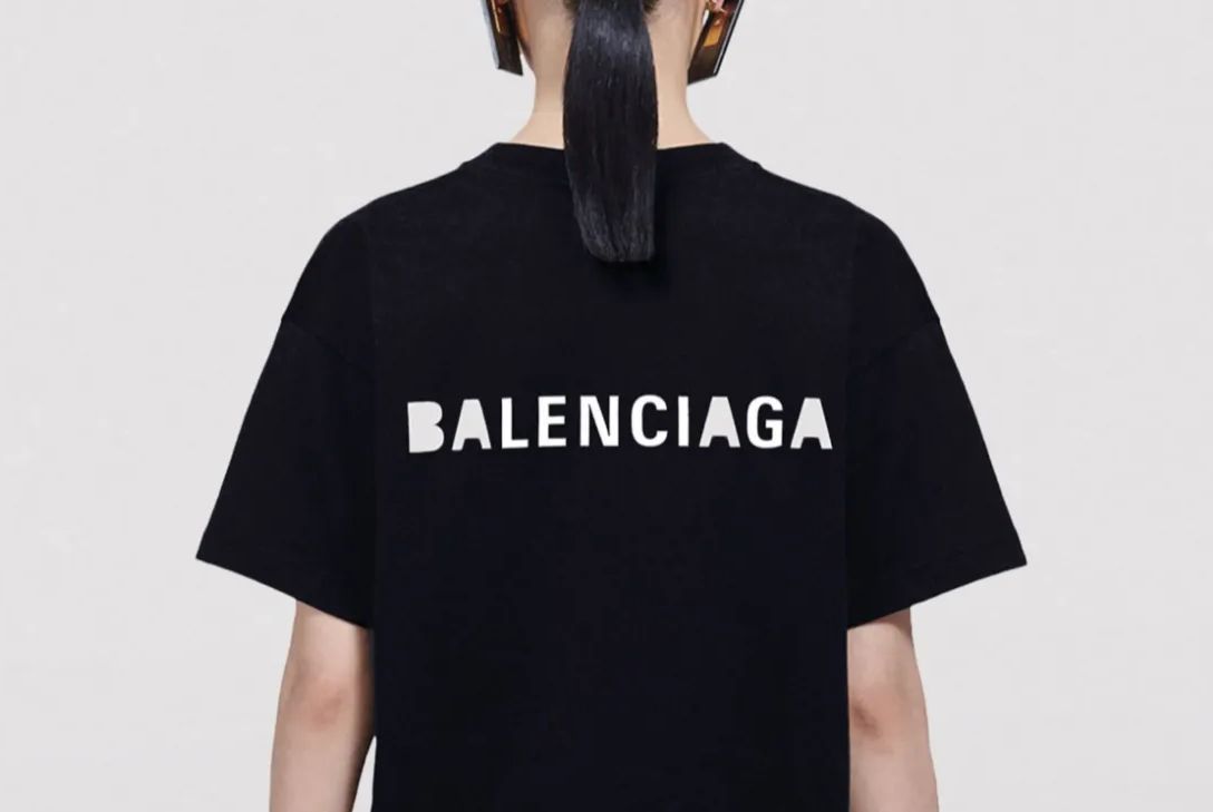 Las camisetas con logos de marca: Historia de una tendencia con mucho Marketing y Branding de marca