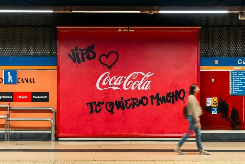 VIPS le declara su amor a Coca-Cola interviniendo sus anuncios