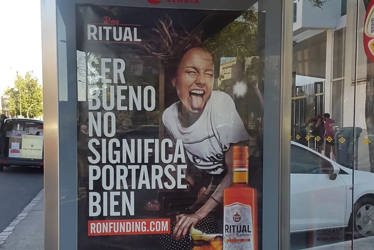 Adiós a la publicidad de alcohol en zonas frecuentadas por menores. Bares y restaurantes no podrán exhibir logos ni marcas de alcohol cerca de colegios e institutos