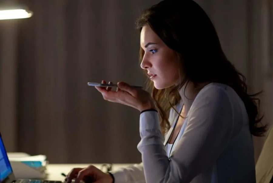 Cómo las búsquedas por voz están transformando los resultados en Google y cómo adaptar el SEO de tu empresa