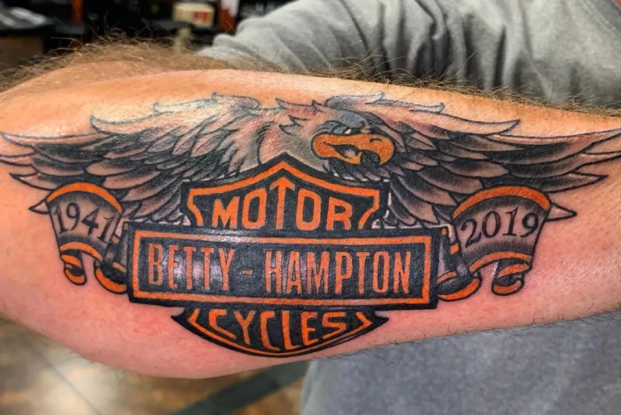 La piel como lienzo: Descifrando la Psicología de los tatuajes de Logos de Marcas