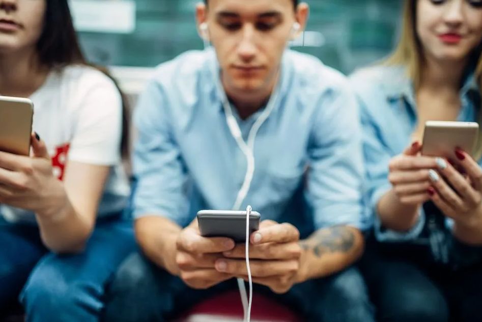 El 45% de los españoles escuchan podcasts, posicionando al audiobranding como el éxito de las marcas